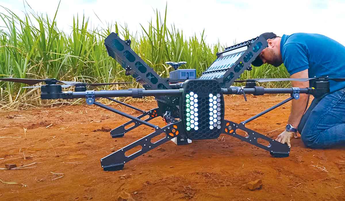 O Brasil já fabrica drones empregados na dispersão de herbicidas - Fonte: Vídeo Ecossistemas de Inovação: A Revolução Agro