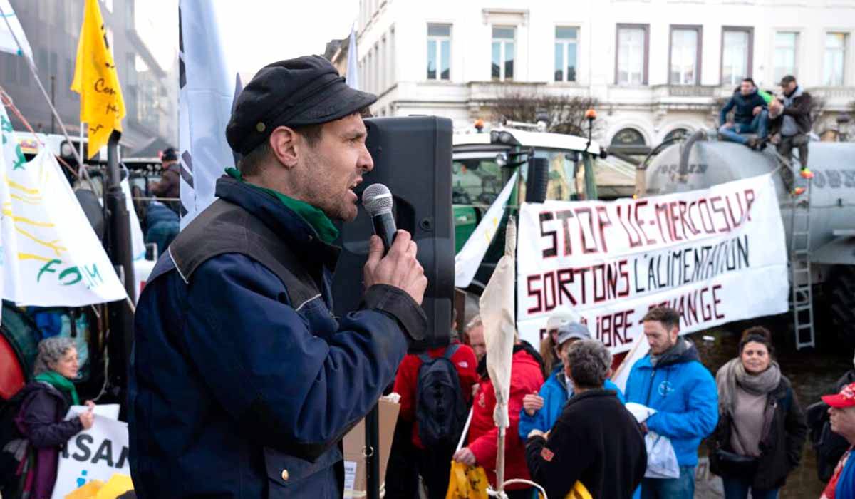 Representantes da Via Campesina europeia apresentam as exigências do setor na Place du Luxembourg, Bruxelas
