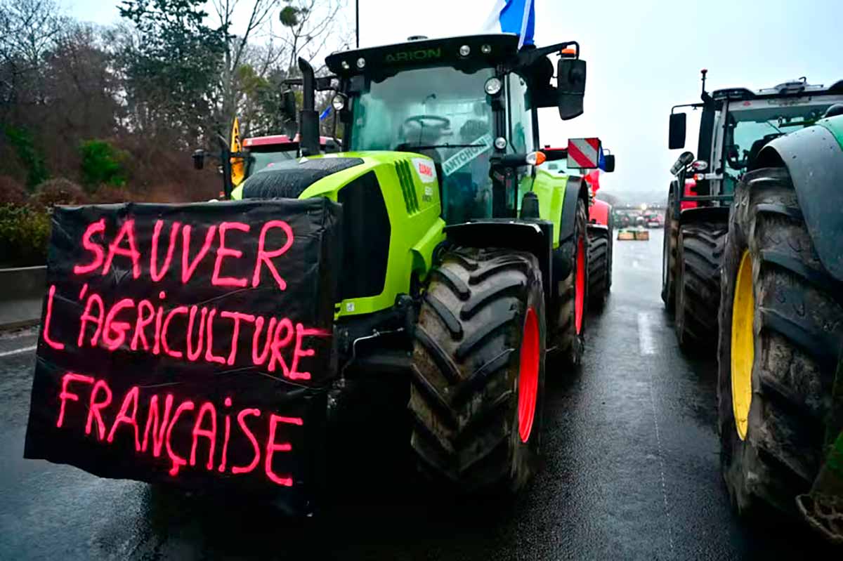 "Salve a agricultura francesa", diz a mensagem da faixa de um dos tratores que bloqueavam estradas em Paris — Foto: Getty Images