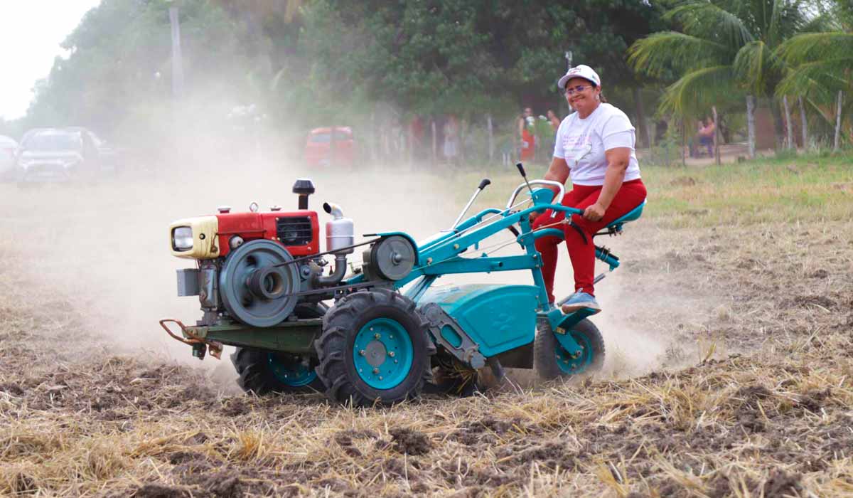 Agricultora familiar testando um micro trator