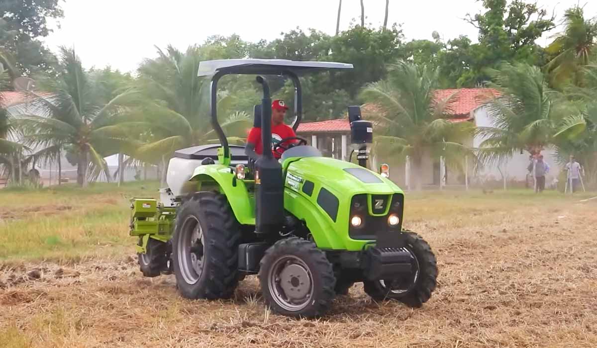 Trator chinês sendo testado para agricultura familiar