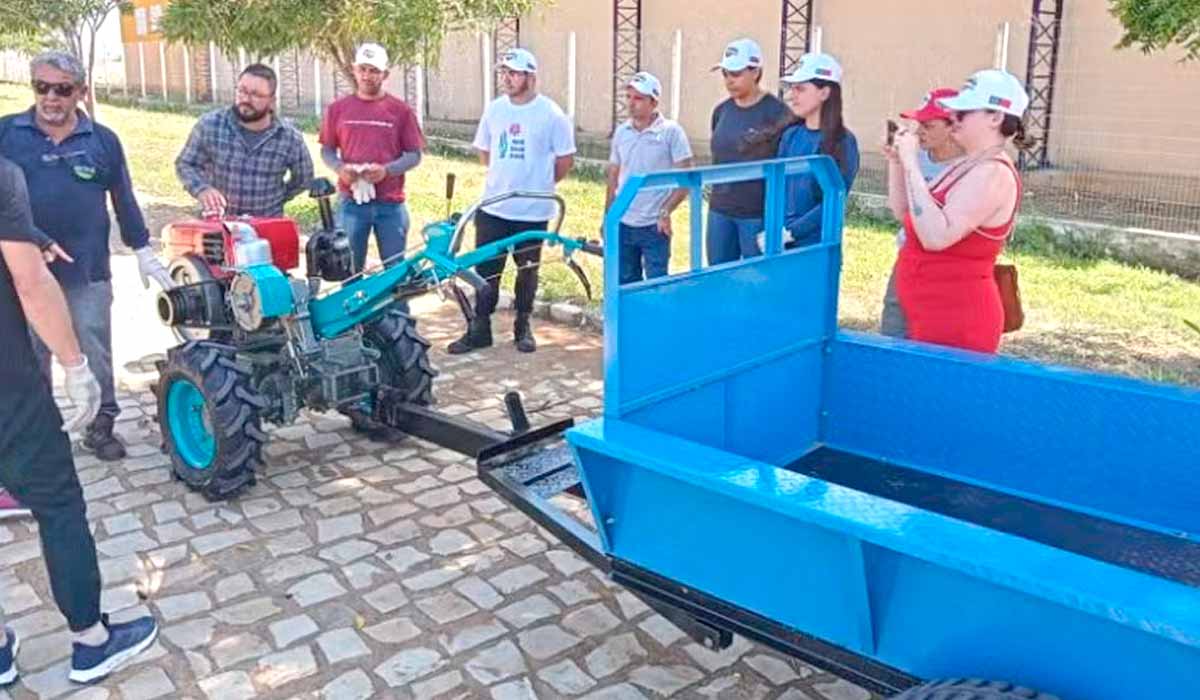 Agricultores familiares têm o primeiro contato com uma das máquinas chinesas em Apodi, RN - Foto: MST