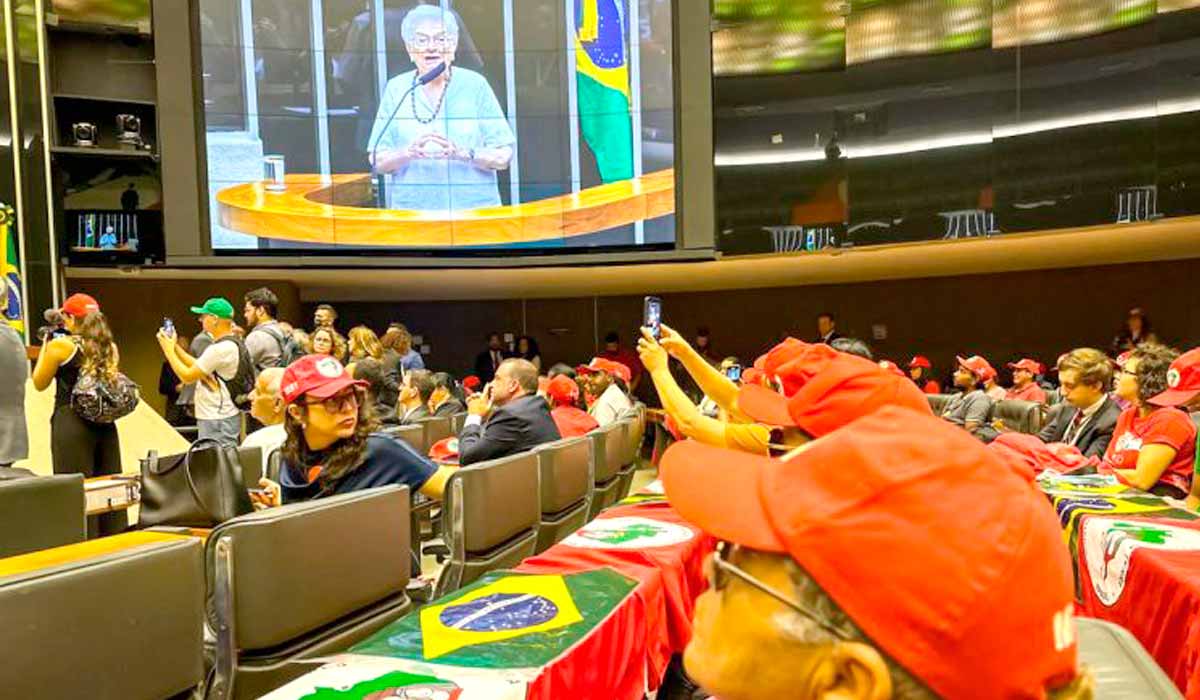 Erundina no telão da Câmara durante seu discurso