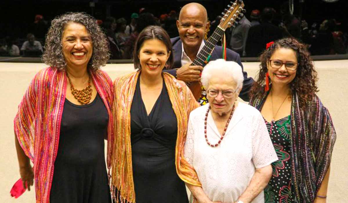 Erundina com Pereira da Viola e as Cantadeiras: Márcia, Ana e Guê