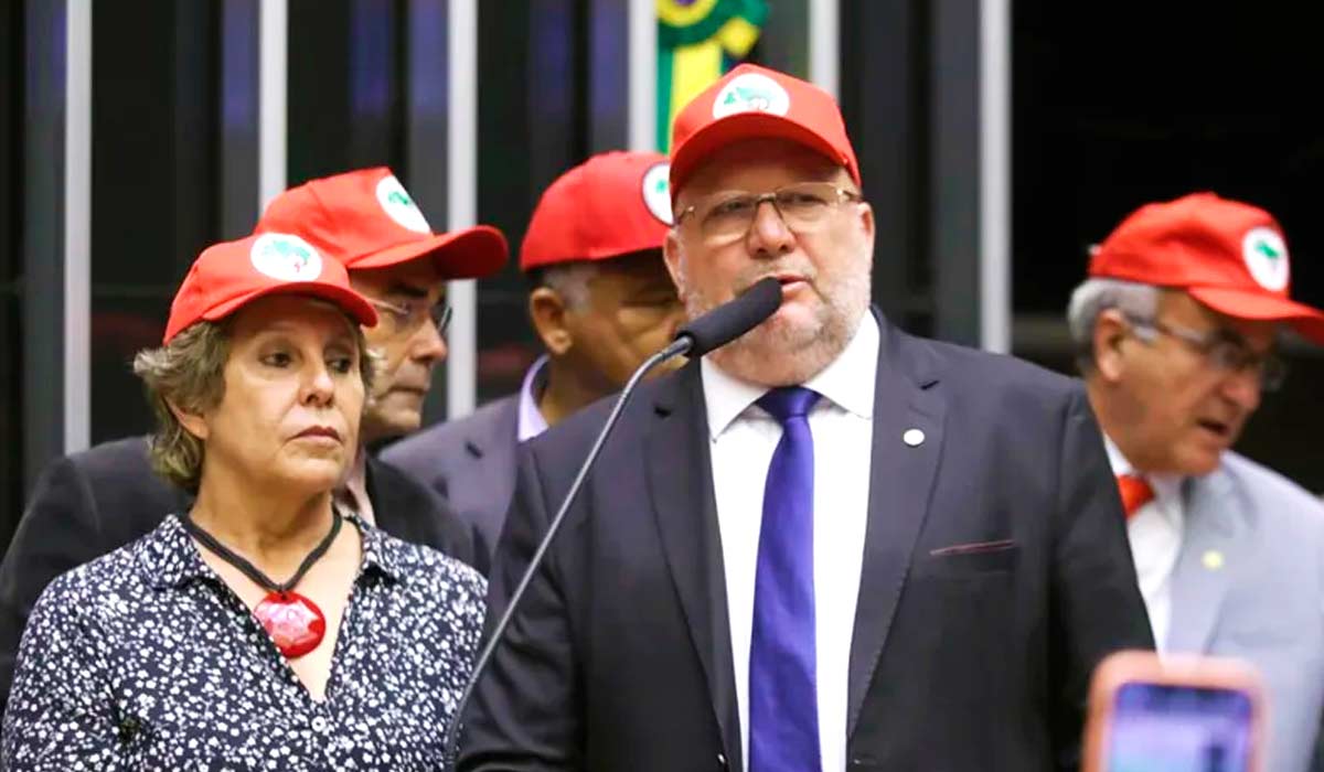 Deputados durante sessão solene; à frente, João Daniel (PT-SE), vinculado ao MST e assentado da reforma agrária - Foto: Zeca Ribeiro