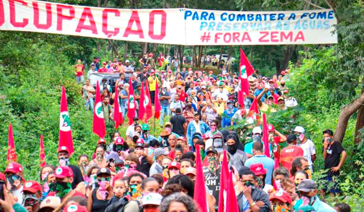 Com faixa escrita "Fora Zema", a ocupação da fazenda "Aroeiras", em Lagoa Santa, foi coordenada por mulheres em função do 8 de março