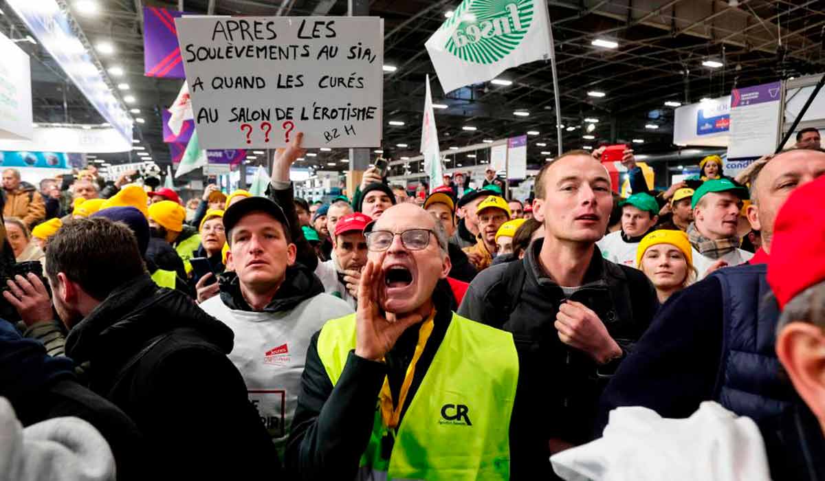 Agricultores protestando no Salão Internacional de Agricultura de Paris