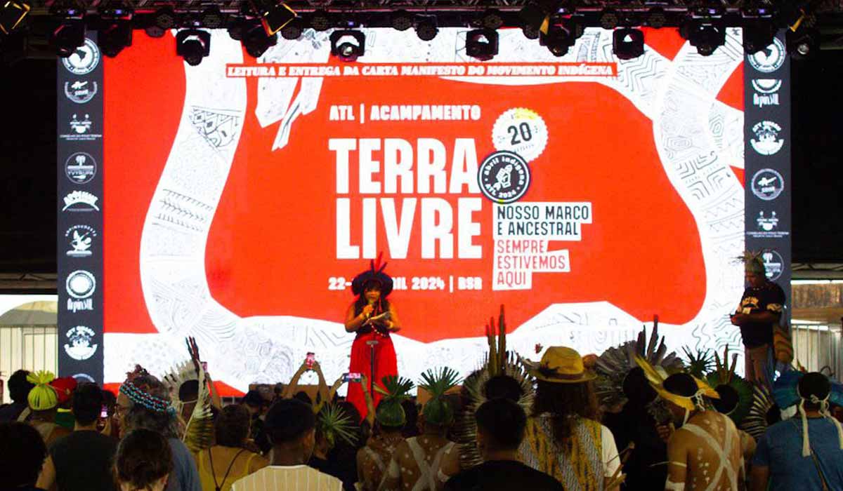 No primeiro dia do Acampamento Terra Livre, em Brasília, documento cobra demarcação de terras indígenas e respeito aos direitos constitucionais dos povos originários. Juliana Kerexu realiza a leitura da carta no primeiro dia de acampamento - Foto: Than Pataxo/APIB