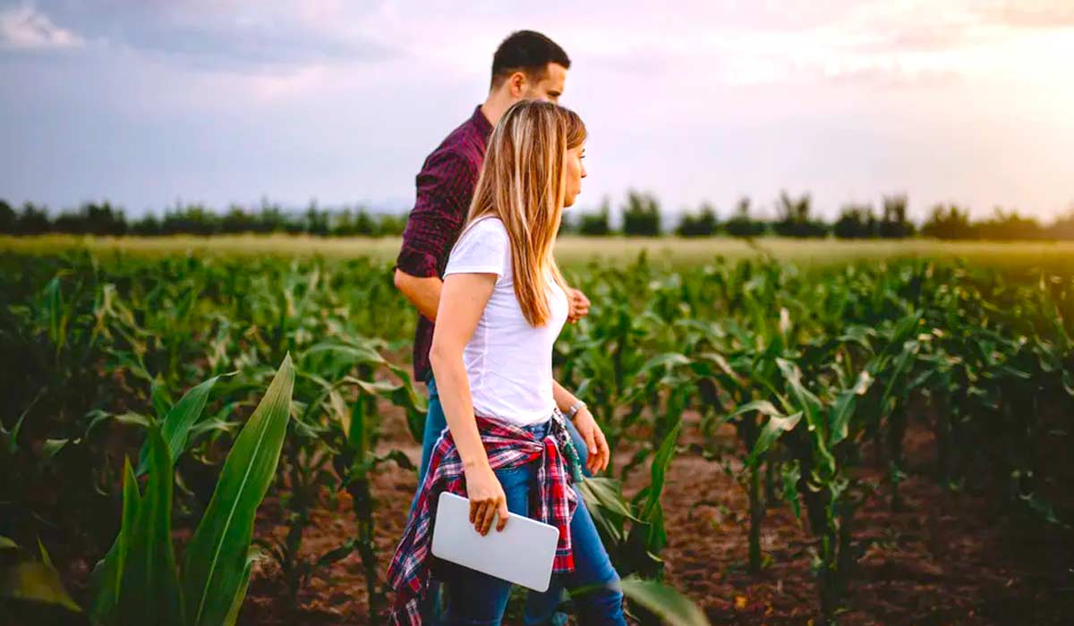 Extensionista em visita a uma propriedade rural