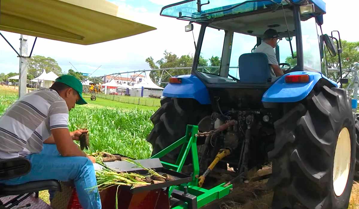 O conjunto completo com a máquina sendo tracionada pelo trator