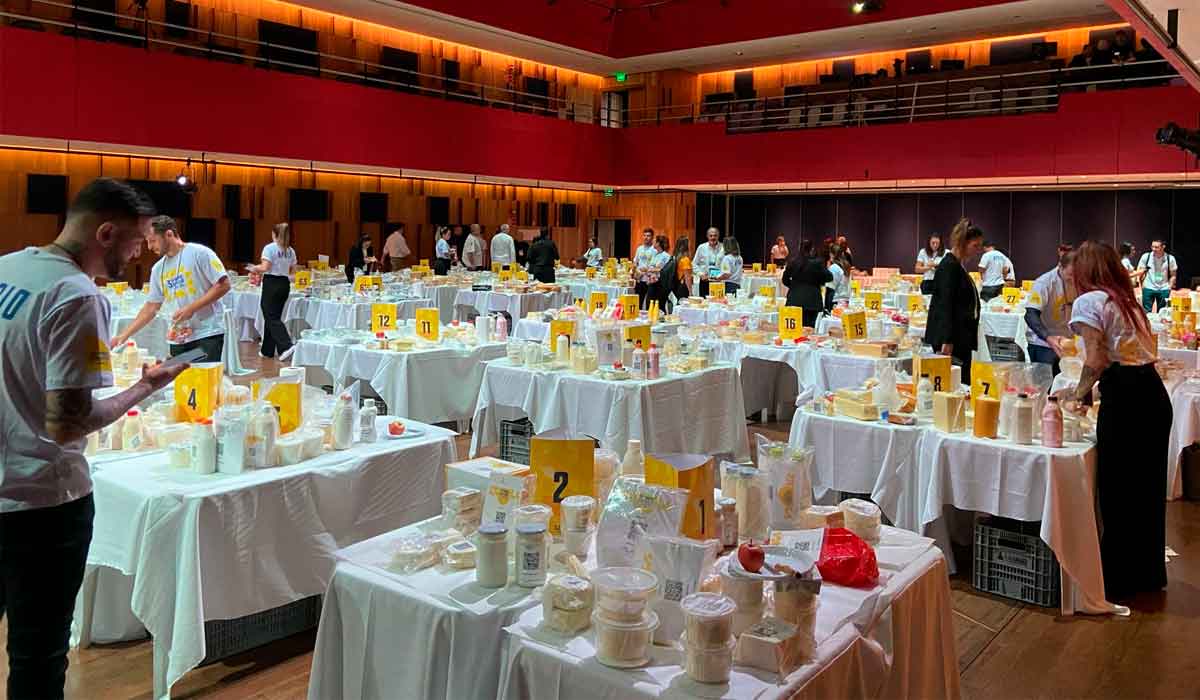 O salão do evento com os queijos concorrentes
