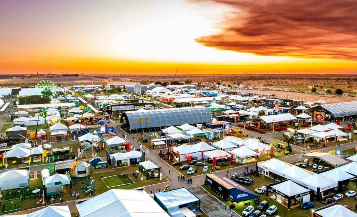 Por do sol na Bahia Farm Show