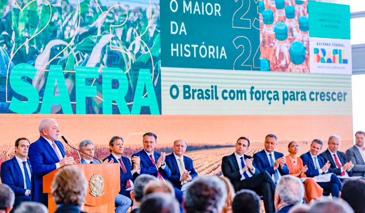 O presidente Luiz Inácio Lula da Silva e o ministro do Desenvolvimento Agrário e Agricultura Familiar, Paulo Teixeira, anunciam o Plano Safra da Agricultura Familiar - Foto: Fabio Rodrigues-Pozzebom/ Agência Brasil