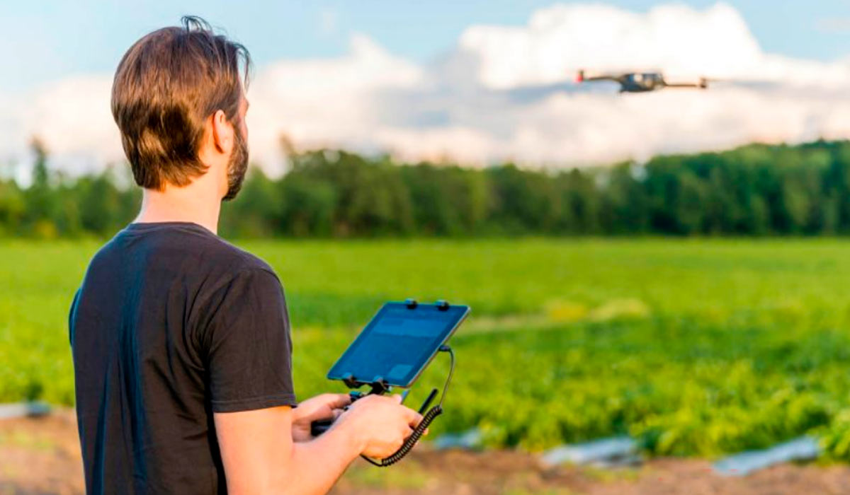 Jovem pilotando um drone