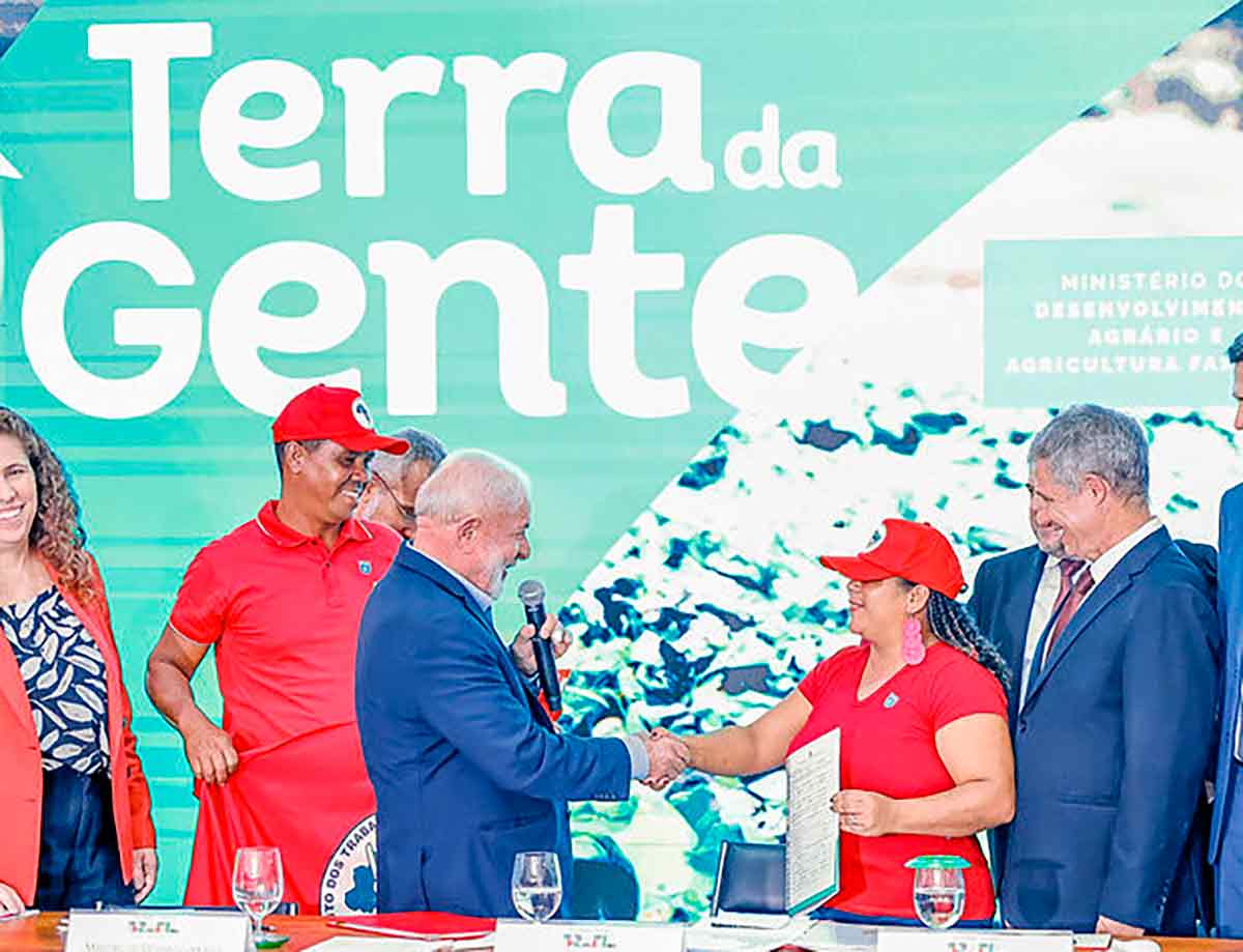 Membros do MST como Lula no lançamento do programa