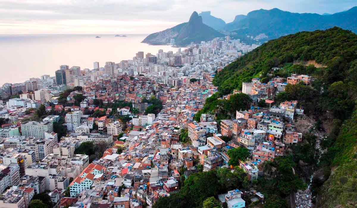Rio de Janeiro - A cidade se expandindo desordenadamente sobre as encostas antes florestadas
