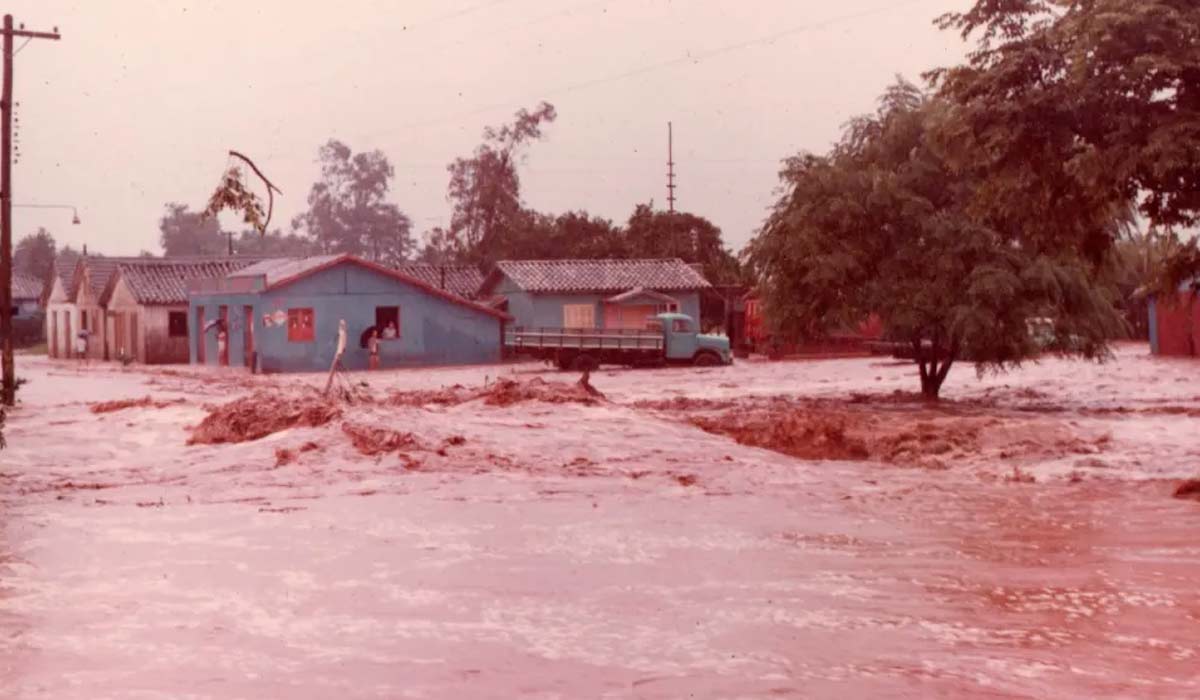 A água invadiu casas e pessoas ficaram desabrigadas na região. O fato deixou dezenas de mortos