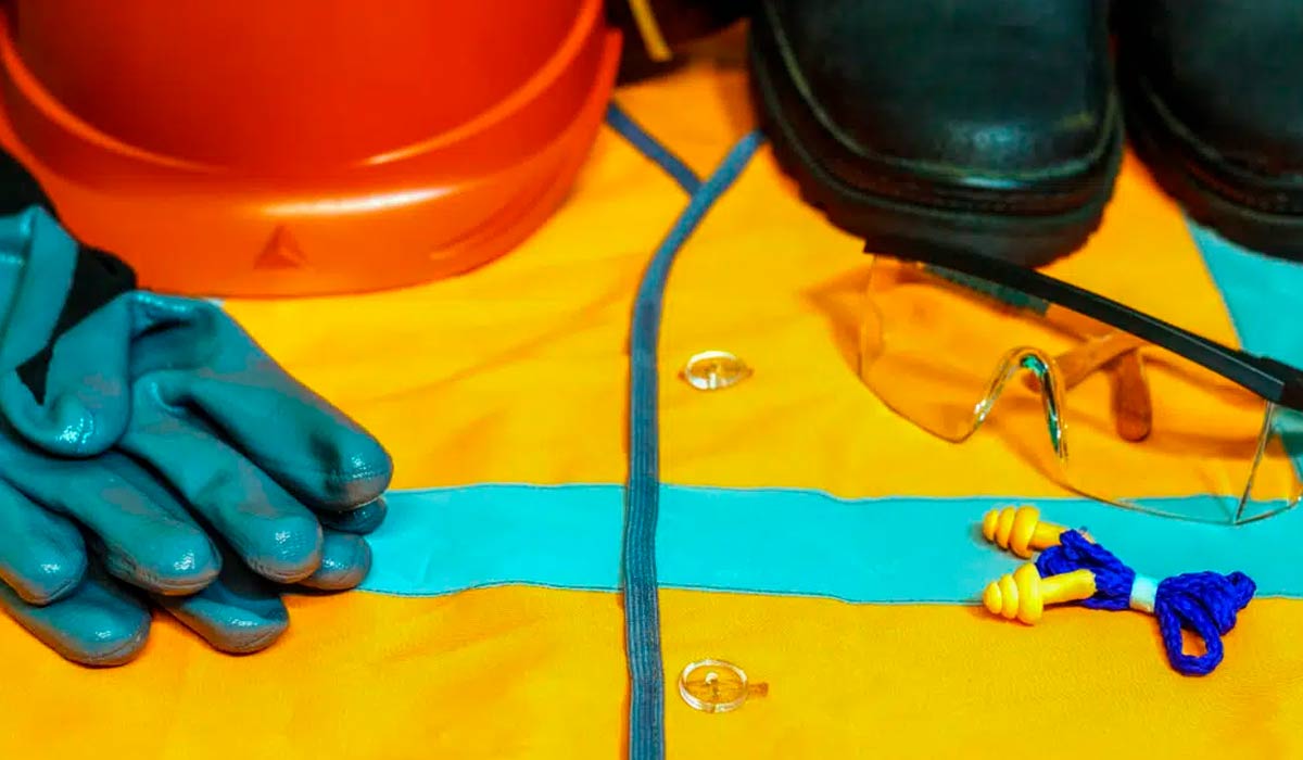 O trabalhador deve estar bem equipado ao realizar a atividade de higienização de tratores e máquinas agrícolas O trabalhador deve estar bem equipado ao realizar a atividade de higienização de tratores e máquinas agrícolas