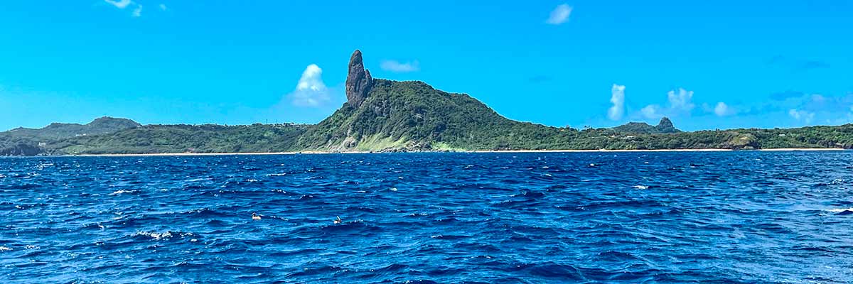 Visão panorâmica da ilha com destaque para o Morro do Pico Visão panorâmica da ilha com destaque para o Morro do Pico