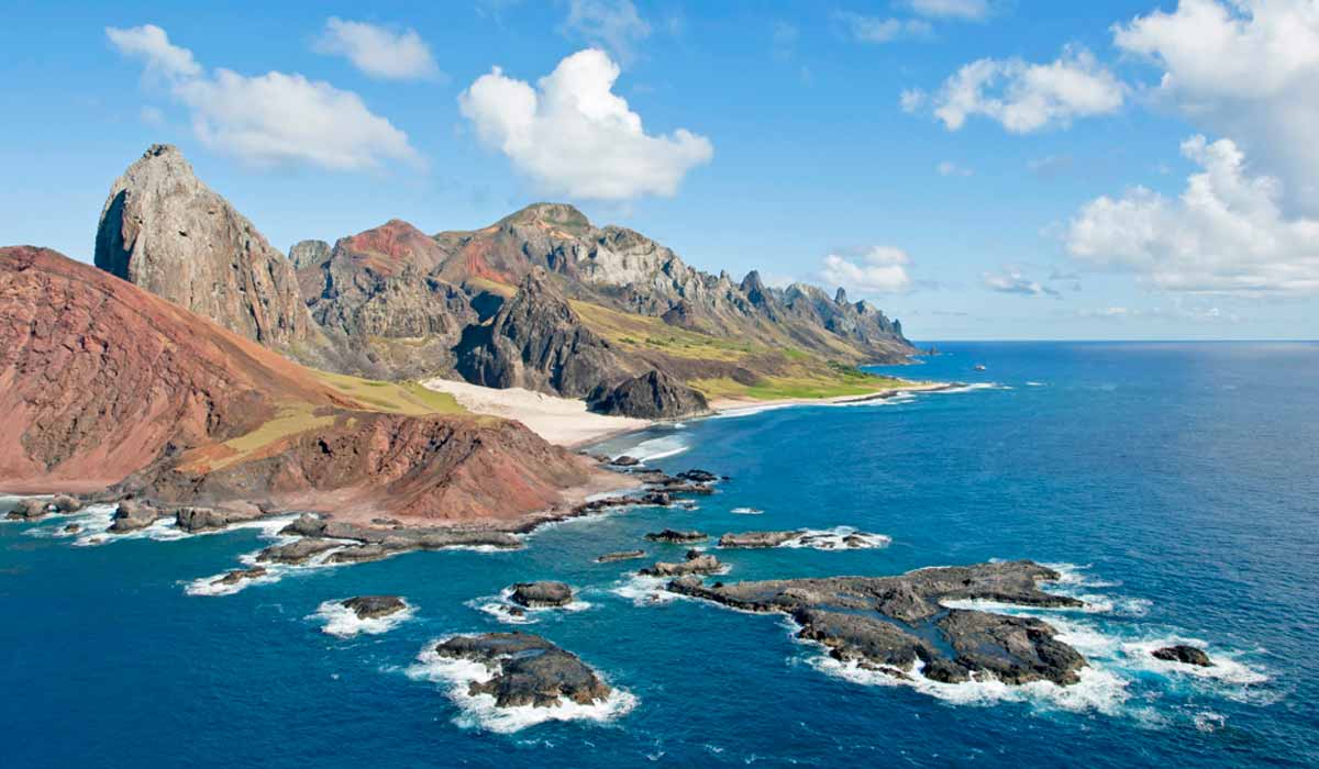Nos limites da Amazônia Azul, a Ilha da Trindade, Monumento Natural do Brasil. Foto: Simone Marinho/Marinha do Brasil Nos limites da Amazônia Azul, a Ilha da Trindade, Monumento Natural do Brasil. Foto: Simone Marinho/Marinha do Brasil