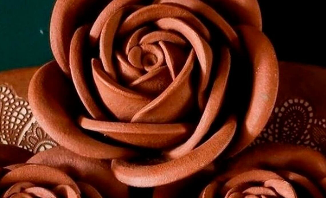 Rosas em argila perfeitas para decorações. A técnica local de produção das peças de cerâmica é remanescente da tradição indígena Tabajara