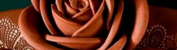 Rosas em argila perfeitas para decorações. A técnica local de produção das peças de cerâmica é remanescente da tradição indígena Tabajara