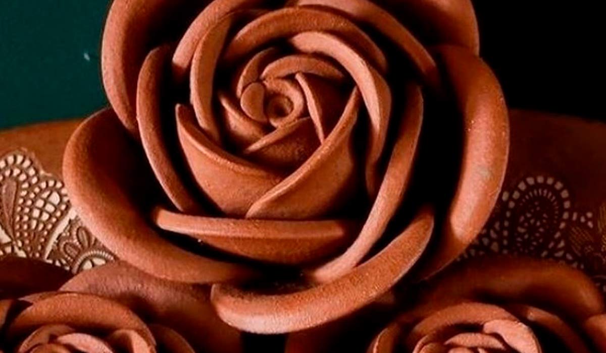 Rosas em argila perfeitas para decorações. A técnica local de produção das peças de cerâmica é remanescente da tradição indígena Tabajara