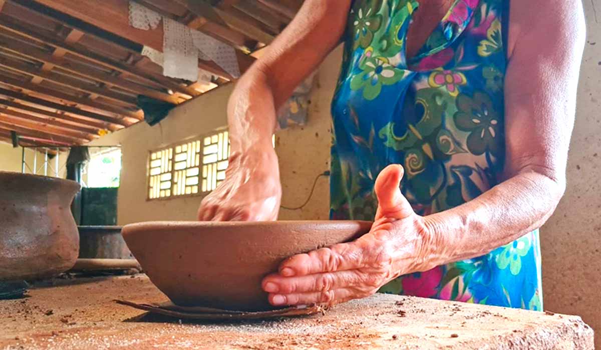 Uma das artesãs da comunidade de Alegria, zona rural do município de Ipu (CE), trabalhando a cerâmica Uma das artesãs da comunidade de Alegria, zona rural do município de Ipu (CE), trabalhando a cerâmica
