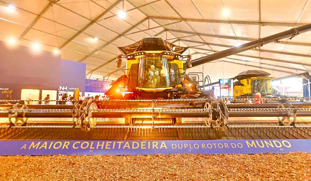 A maior colheitadeira de grãos do mundo foi exposta na Agrishow 2025, a maior feira de tecnologia agrícola da América Latina - Foto: Célio Messias A maior colheitadeira de grãos do mundo foi exposta na Agrishow 2025, a maior feira de tecnologia agrícola da América Latina - Foto: Célio Messias