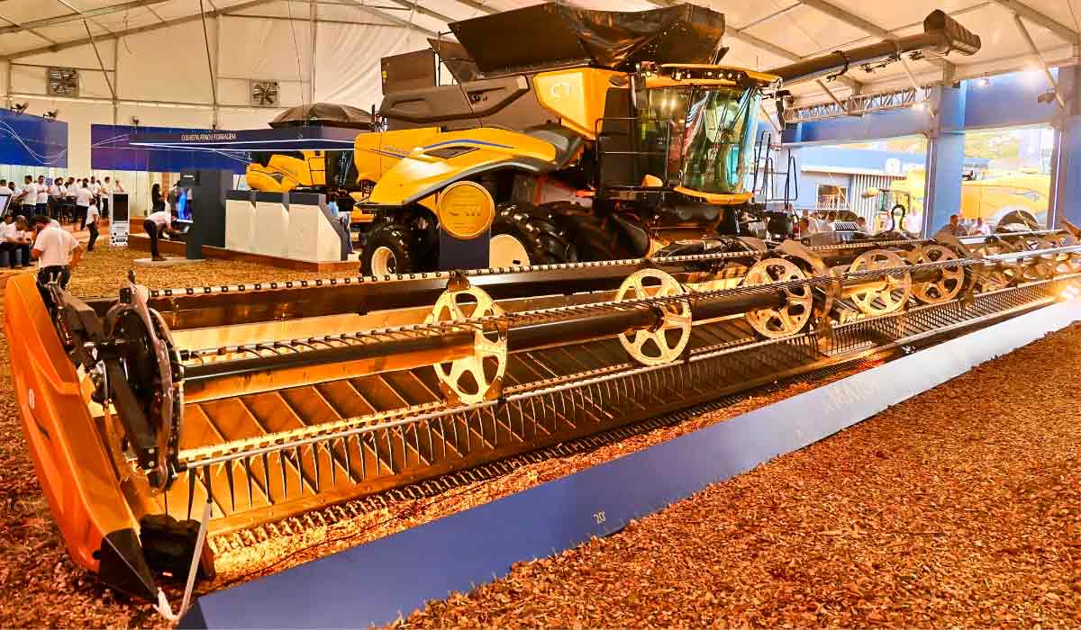 A gigantesca colheitadeira modelo CR11, da New Holland no stand da Agrishow 2025 - Foto: Célio Messias A gigantesca colheitadeira modelo CR11, da New Holland no stand da Agrishow 2025 - Foto: Célio Messias