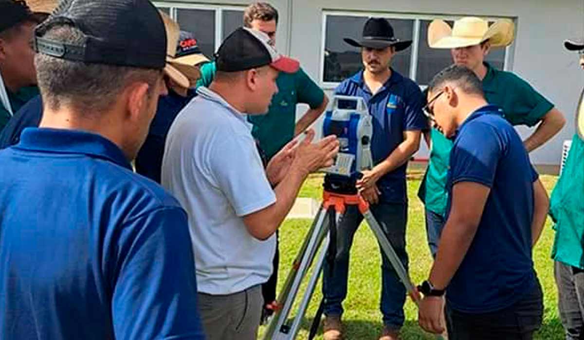 Alunos participam da atividade prática de introdução ao uso da estação total para levantamentos planialtimétricos em topografia