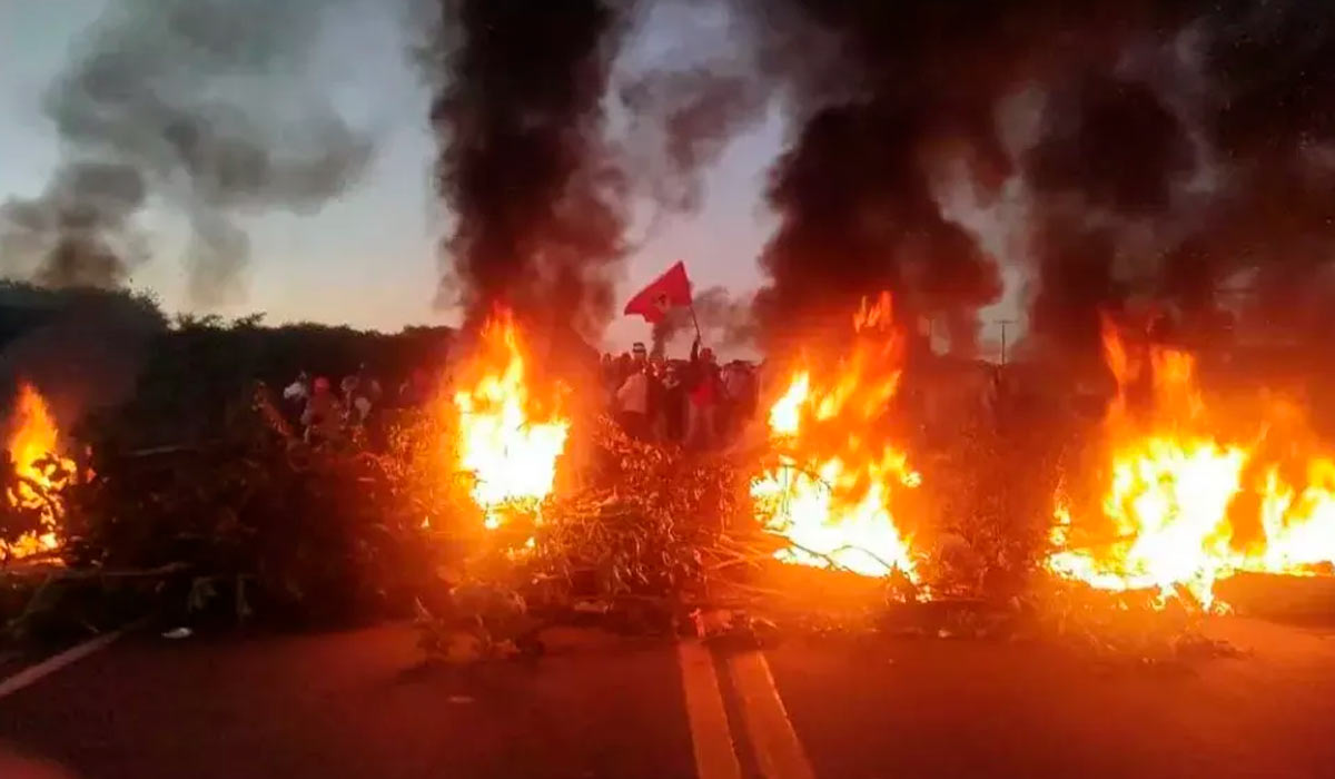 O MST bloqueou um trecho da BR-163, na saída de Campo Grande (MS) em direção a São Paulo O MST bloqueou um trecho da BR-163, na saída de Campo Grande (MS) em direção a São Paulo