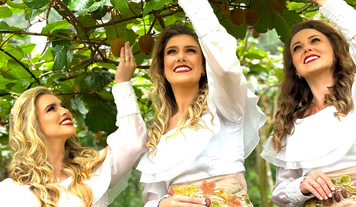 Rainha e princesas da festa na plantação de Kiwi