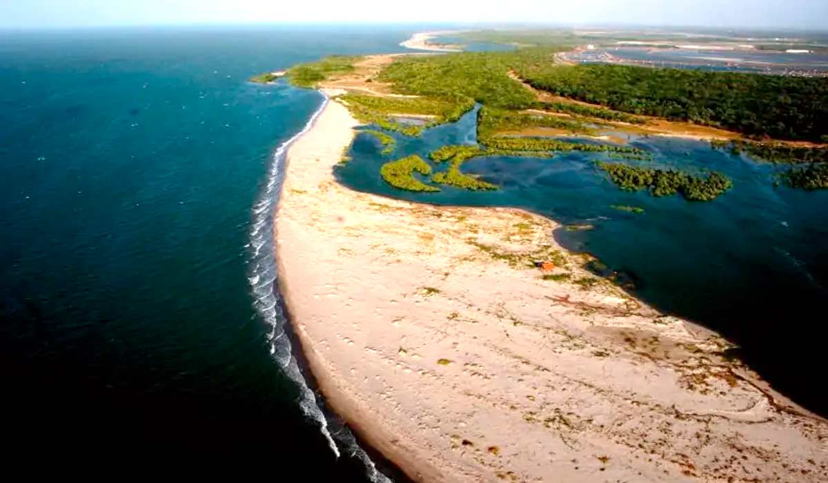 As praias da Costa Negra, no Ceará, têm sedimentos cinza escuro submersos que deram origem ao nome - Foto: Sebrae/CE