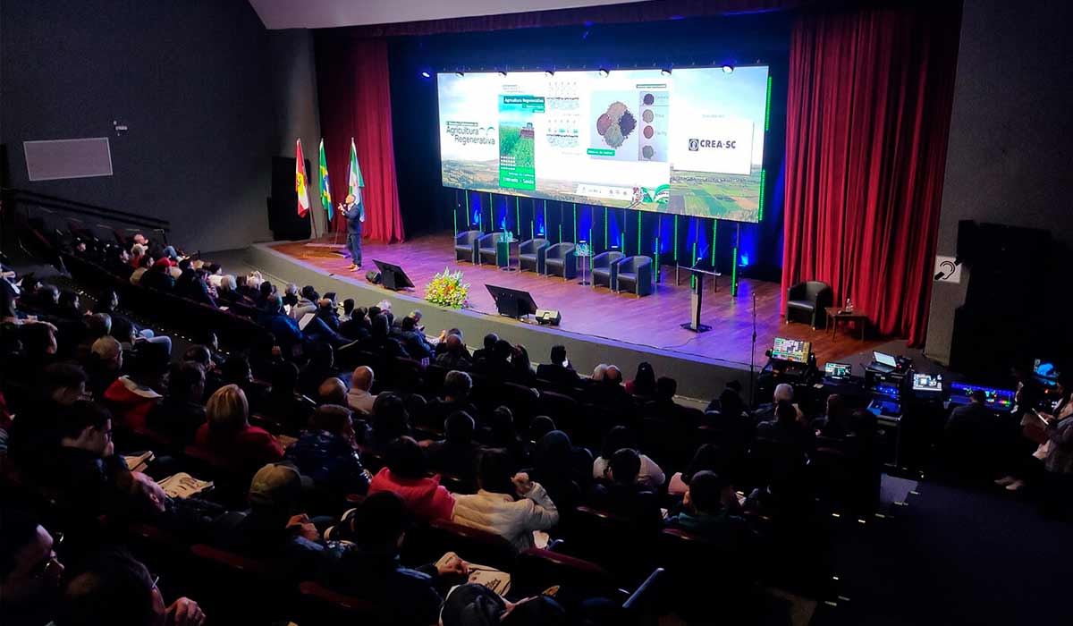 Público em palestra