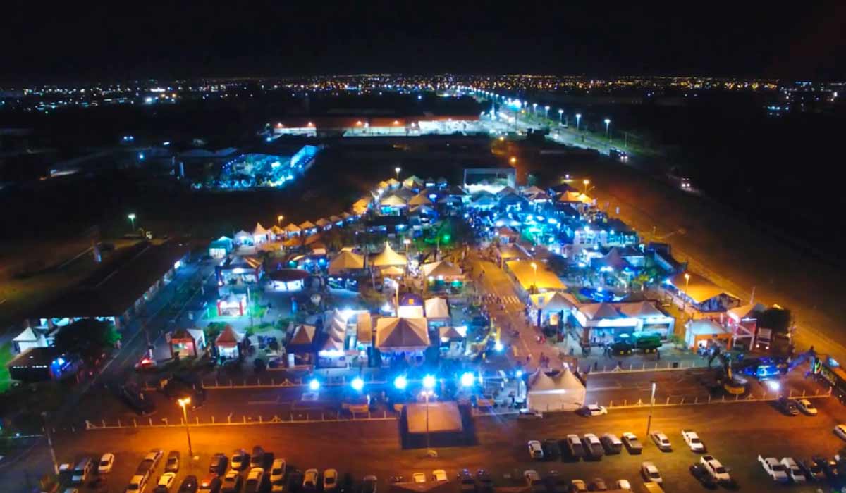 Vista aérea noturna da área da feira