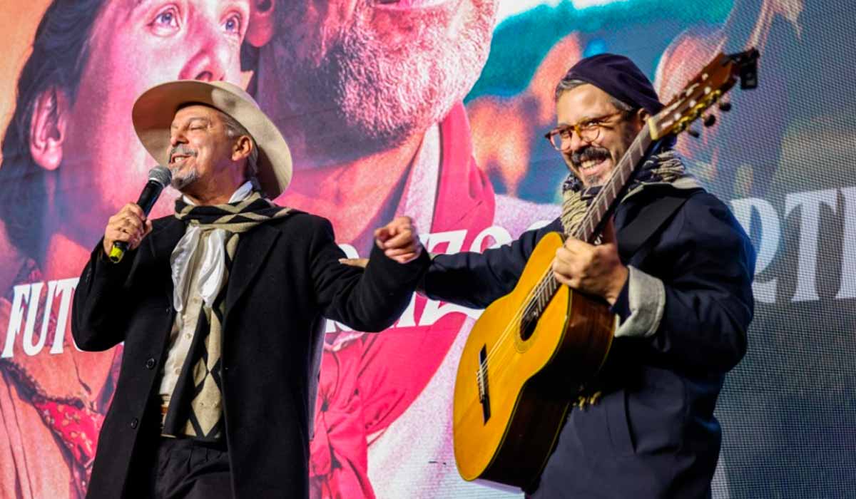 Neto Fagundes e Pulinho Fagundes cantando a música "Origens" no lançamento da Expointer 2025 em Porto Alegre - Foto: Vítor Rosa/Secom