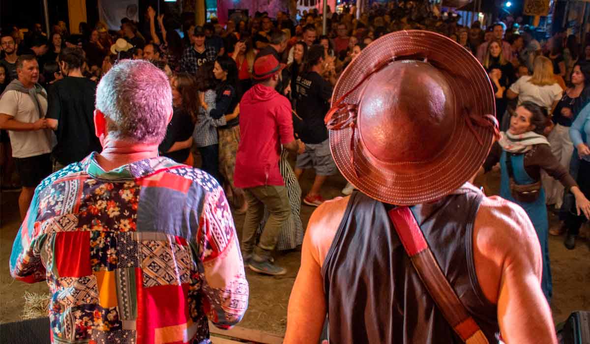 Muita música e formas de artes