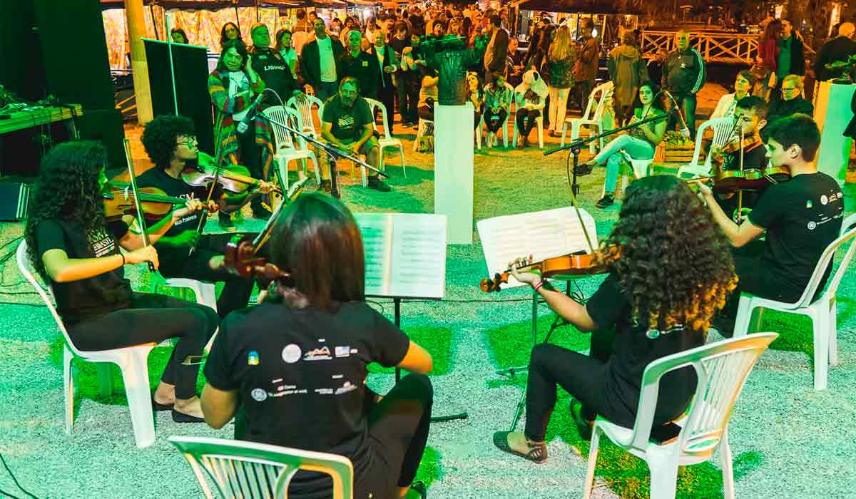 Orquestra Caipira Caminho da Roça em ação