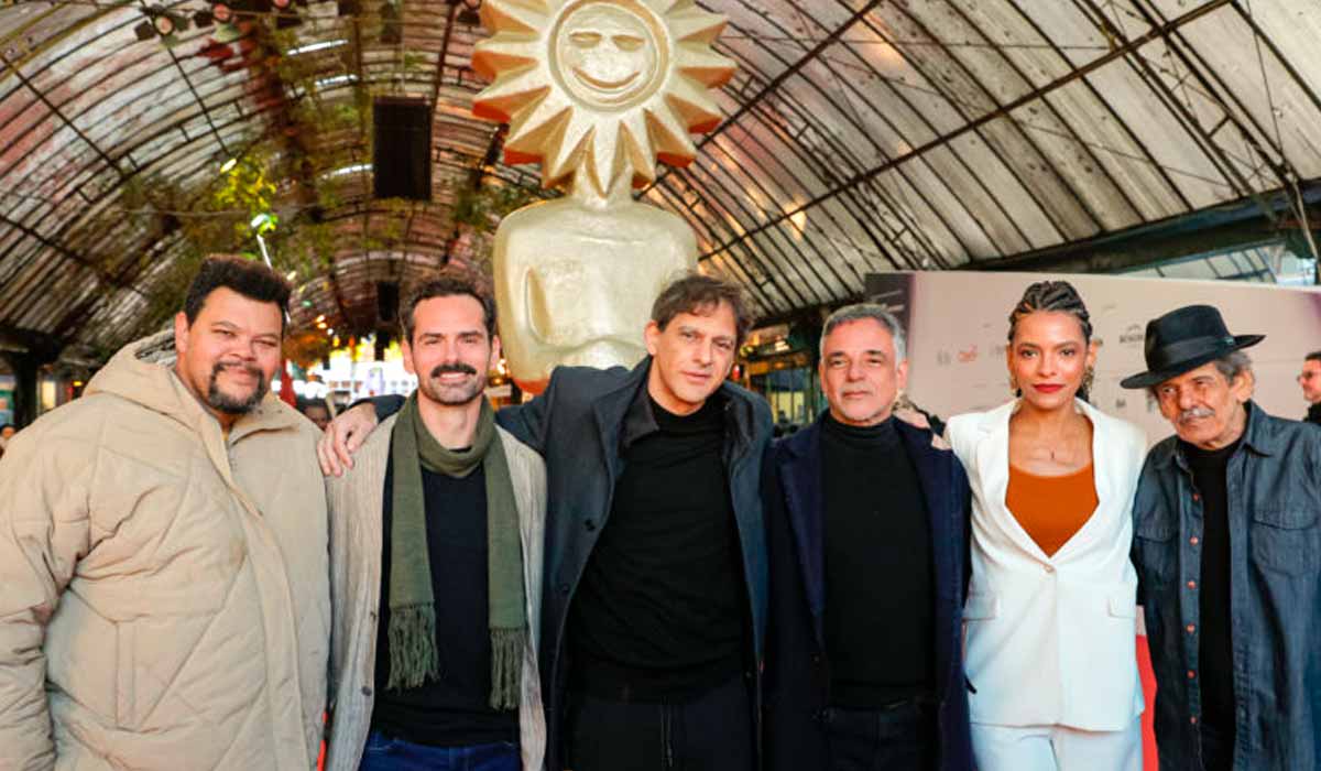 Equipe de "Oeste Outra Vez" no Festival de Gramado: Babu Santana, Daniel Porpino, Erico Rassi, Ângelo Antônio, Tuanny Araújo e Rodger Rogério - Foto: Cleiton Thiele/Agência Pressphoto