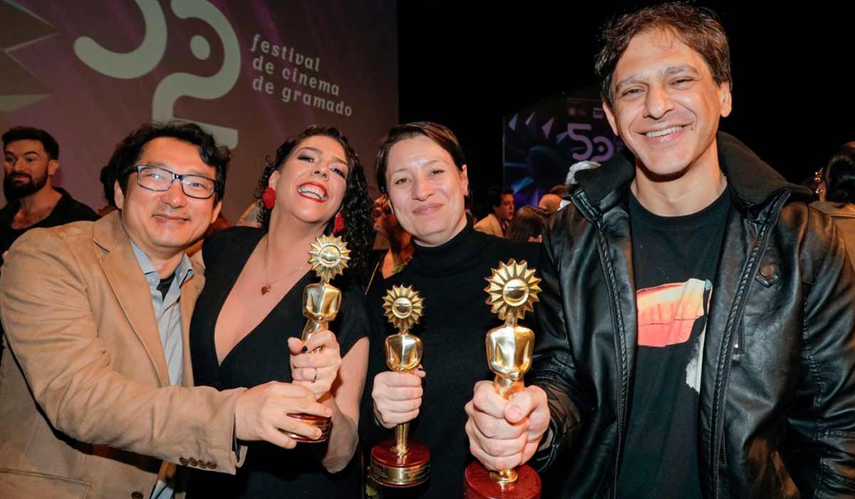 O diretor Erico Rassi e a equipe com os prêmios de "Oeste Outra Vez" no Festival de Gramado - Foto: Cleiton Thiele/Agência Pressphoto