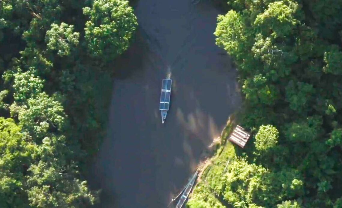 Os barcos solares navegam por rios da América do Sul, mostrando que é possível aliar inovação, respeito à cultura local e preservação ambiental