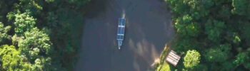 Os barcos solares navegam por rios da América do Sul, mostrando que é possível aliar inovação, respeito à cultura local e preservação ambiental