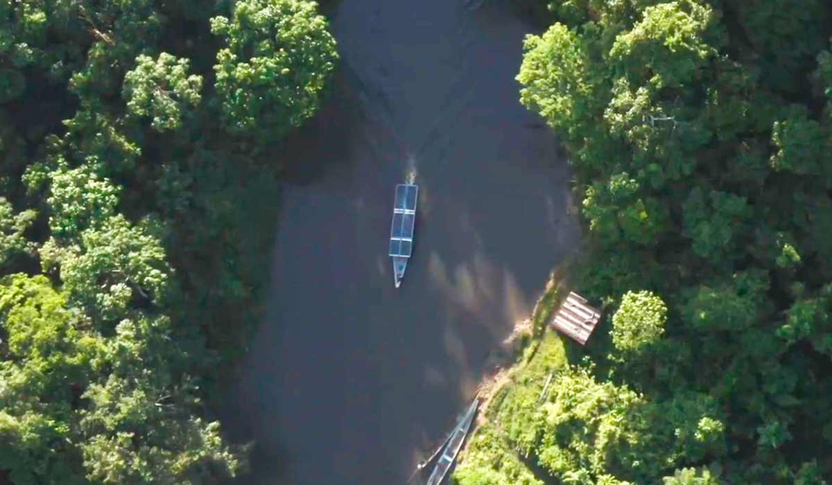Os barcos solares navegam por rios da América do Sul, mostrando que é possível aliar inovação, respeito à cultura local e preservação ambiental