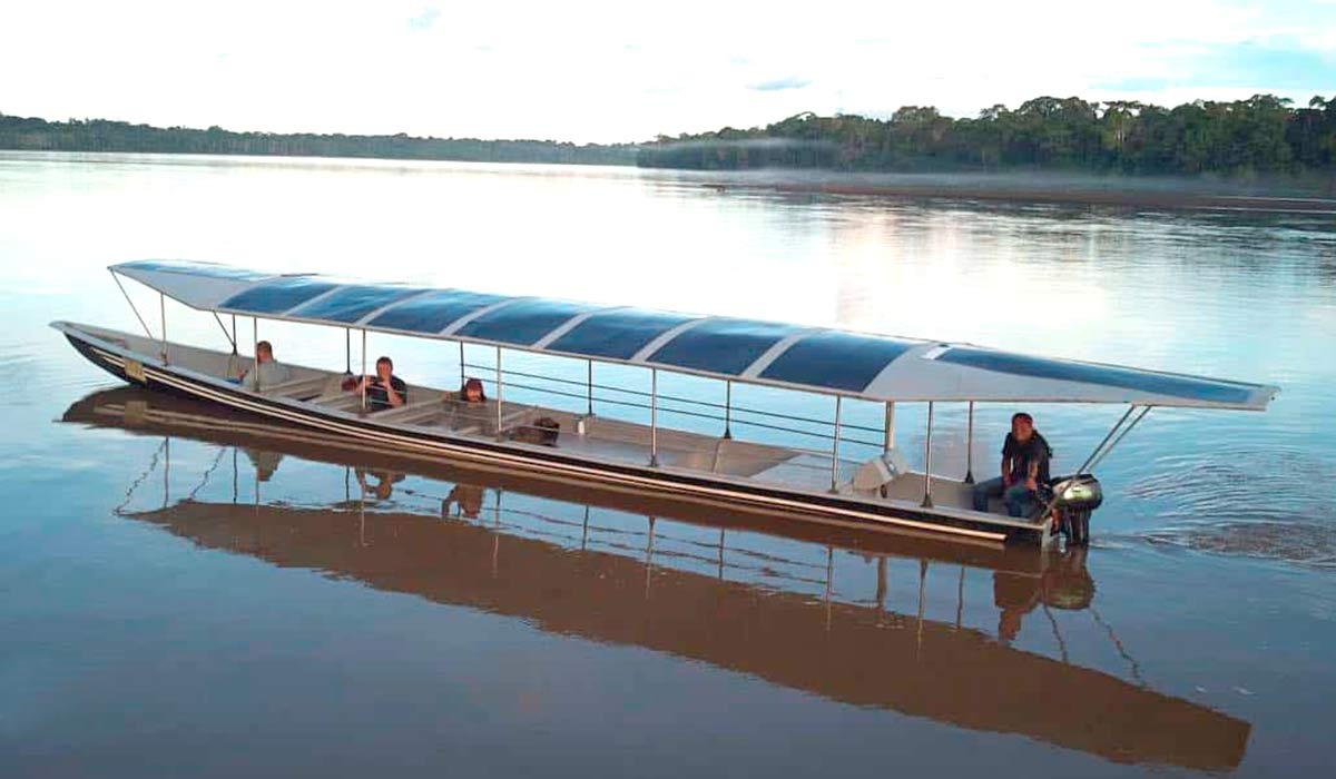 Os barcos solares, alimentados pela energia abundante do sol tropical, promovem a mobilidade sustentável e apoiam a preservação da maior floresta tropical do mundo