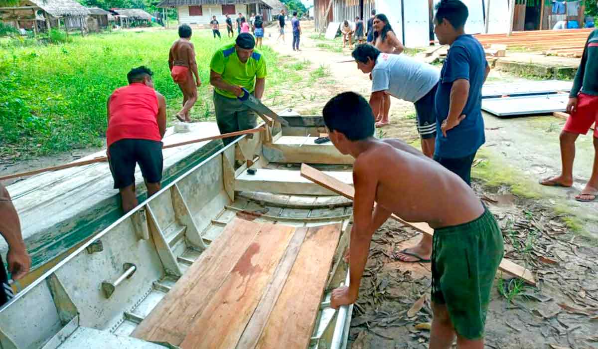 A construção da canoa solar conta com a participação de lideranças, mulheres e jovens - Foto: Ana Vizcarra/Kara Solar