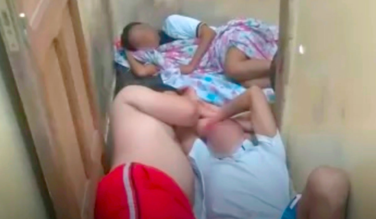 A mulher indígena na mesma cela com homens presos