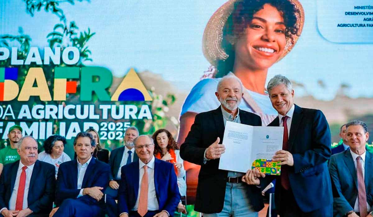 Lula e o ministro Paulo Teixeira no lançamento do Plano Safra da Agricultura Familiar 2025-2026