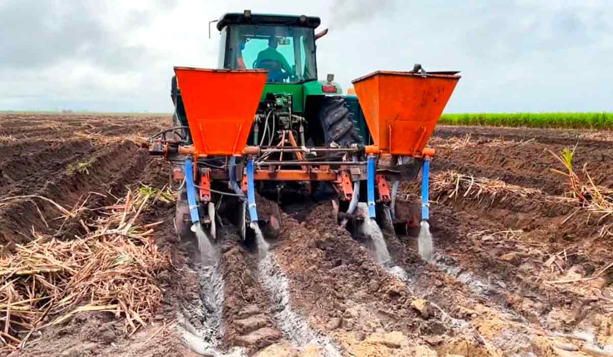 Aplicação mecânica em sulcos