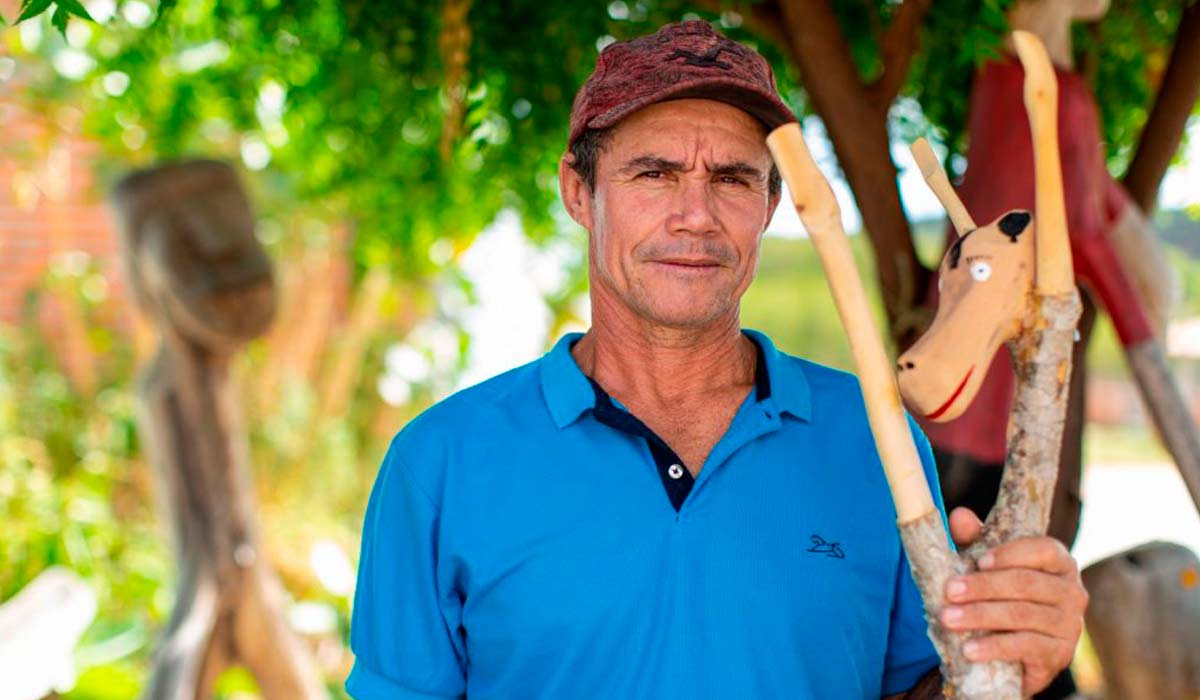 Mestre Petrônio, José Petrônio Farias dos Anjos que já desde criança fabricava os próprios brinquedos, assim como os irmãos - Foto: Rede Artesol